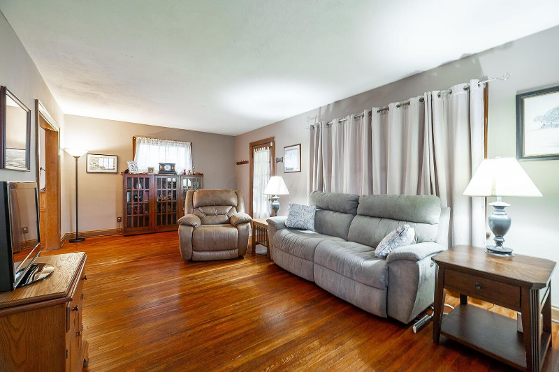 266 S Roys Ave - Photo 3 of 17