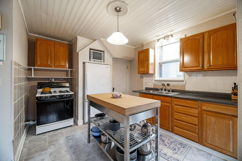 266 S Roys Ave - Photo 6 of 17