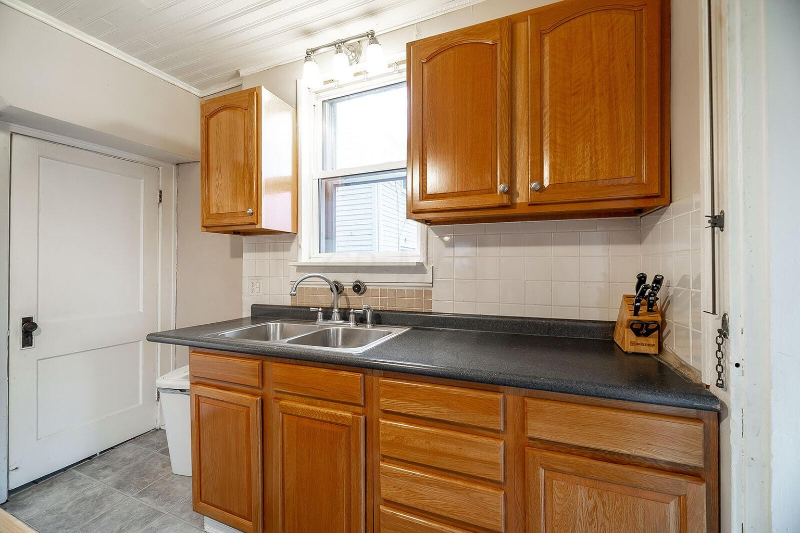 266 S Roys Ave - Photo 7 of 17