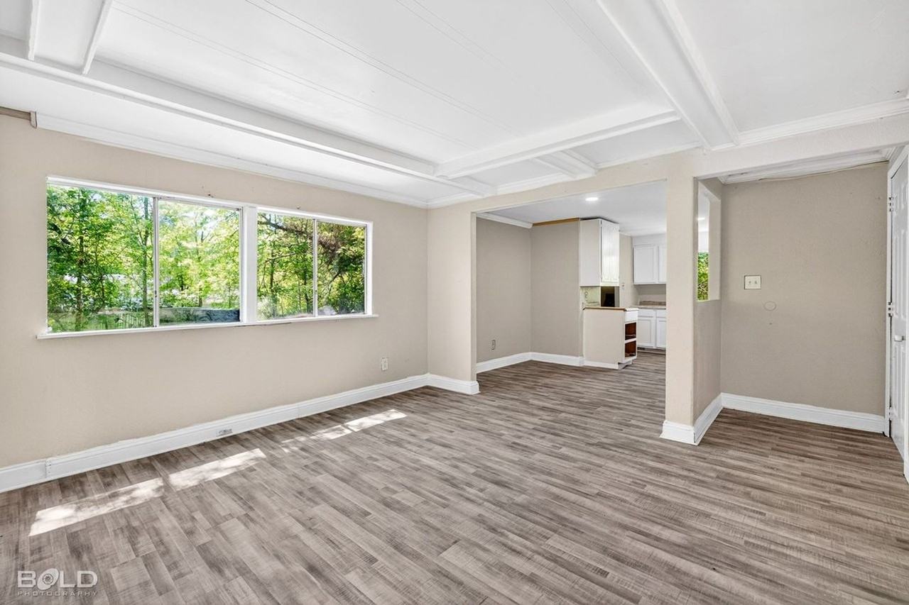 4321 Ridgeway St - Photo 7 of 19