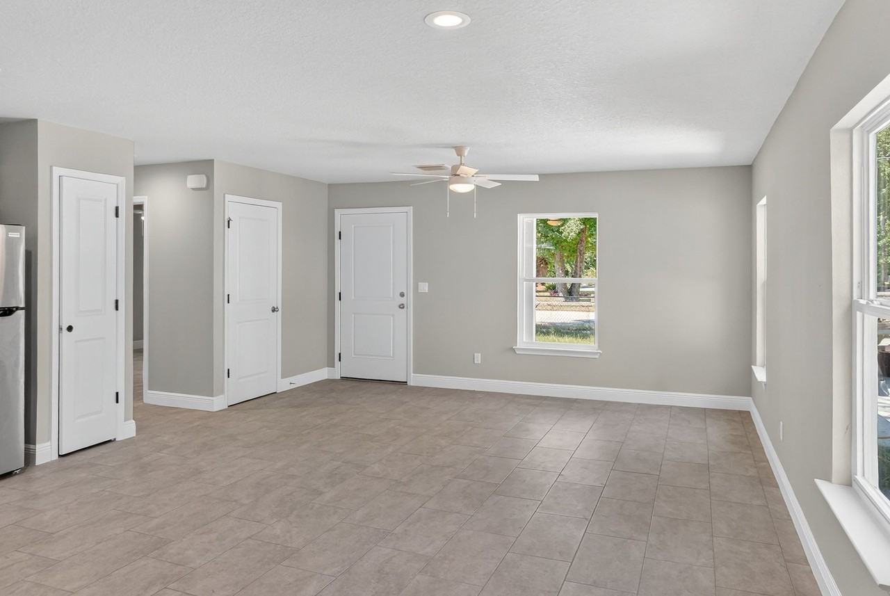 214 Center St - Photo 3 of 7