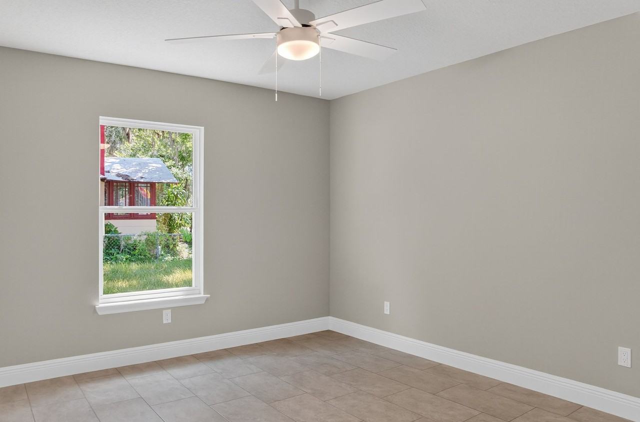 214 Center St - Photo 4 of 7