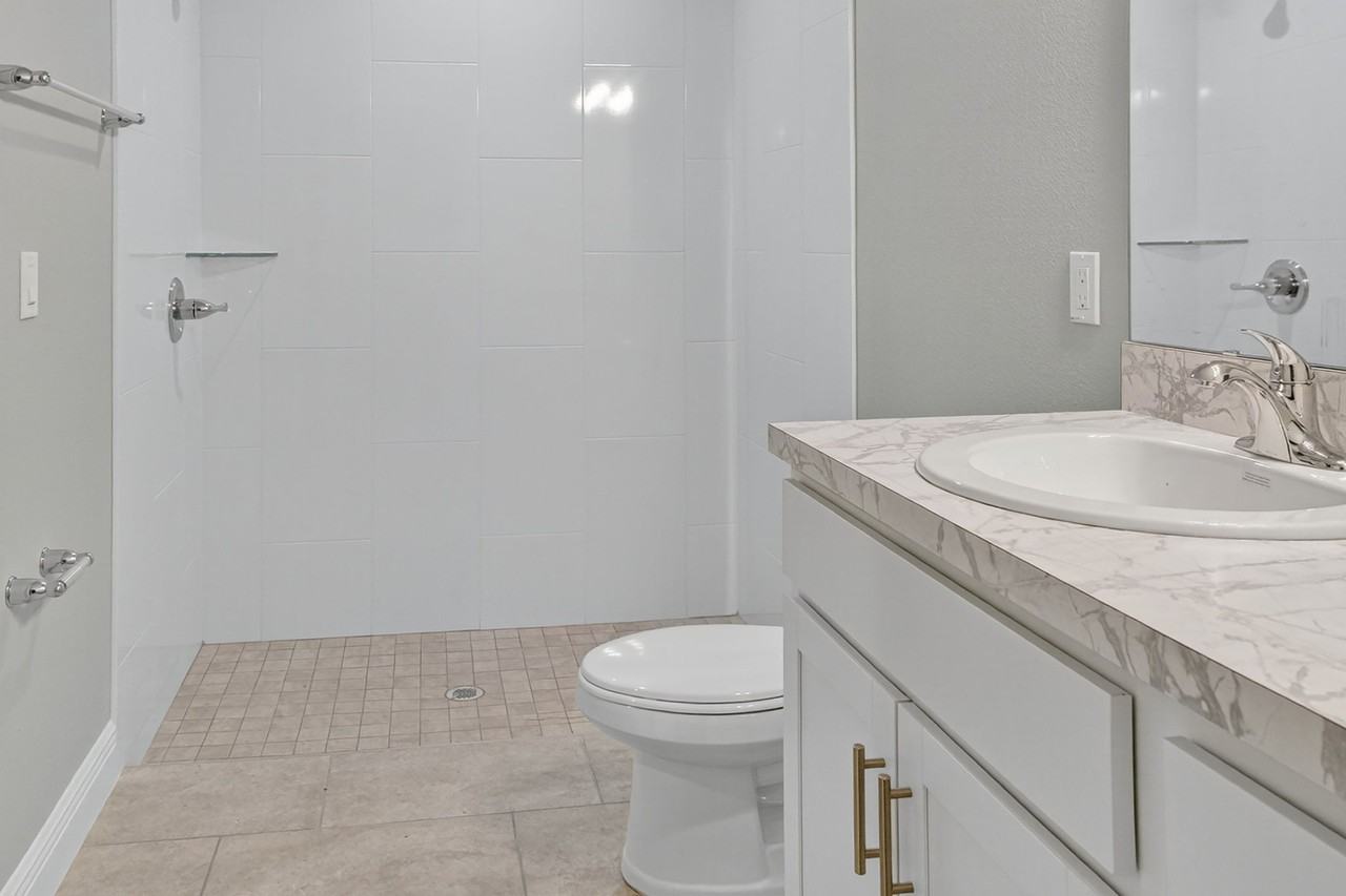 214 Center St - Photo 5 of 7