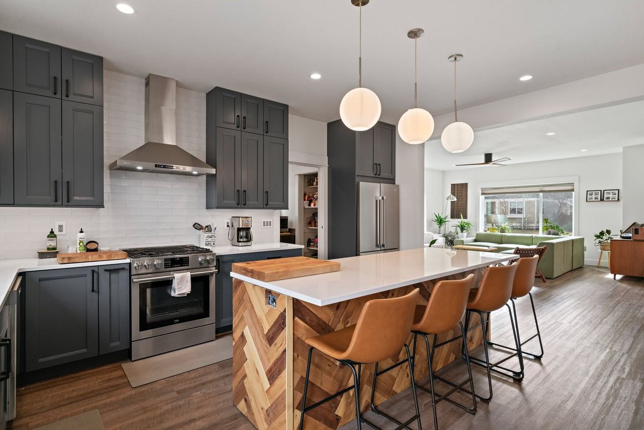 4451 Alexander St - Photo 4 of 23