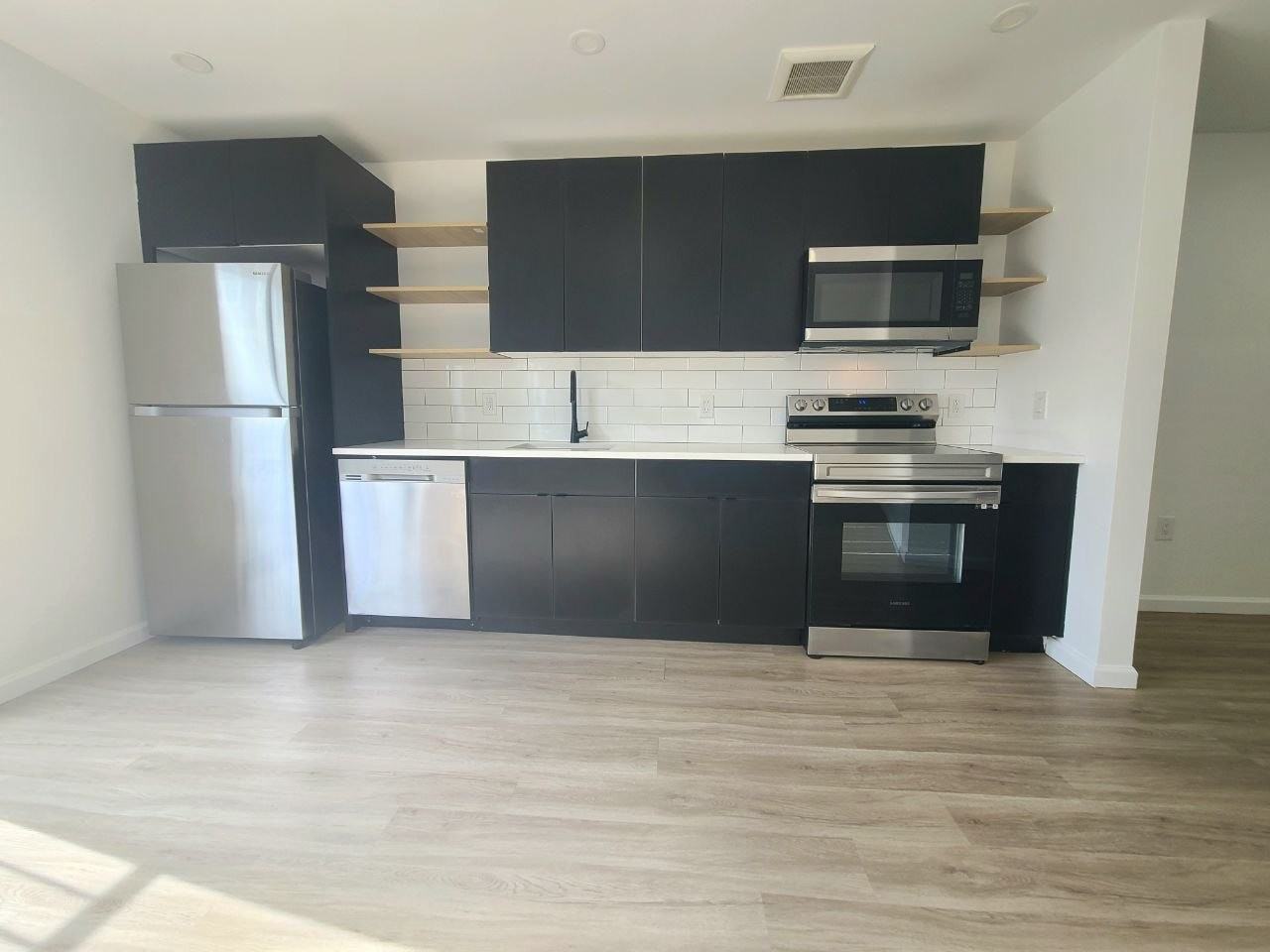 556 Market St #2B - Photo 3 of 8