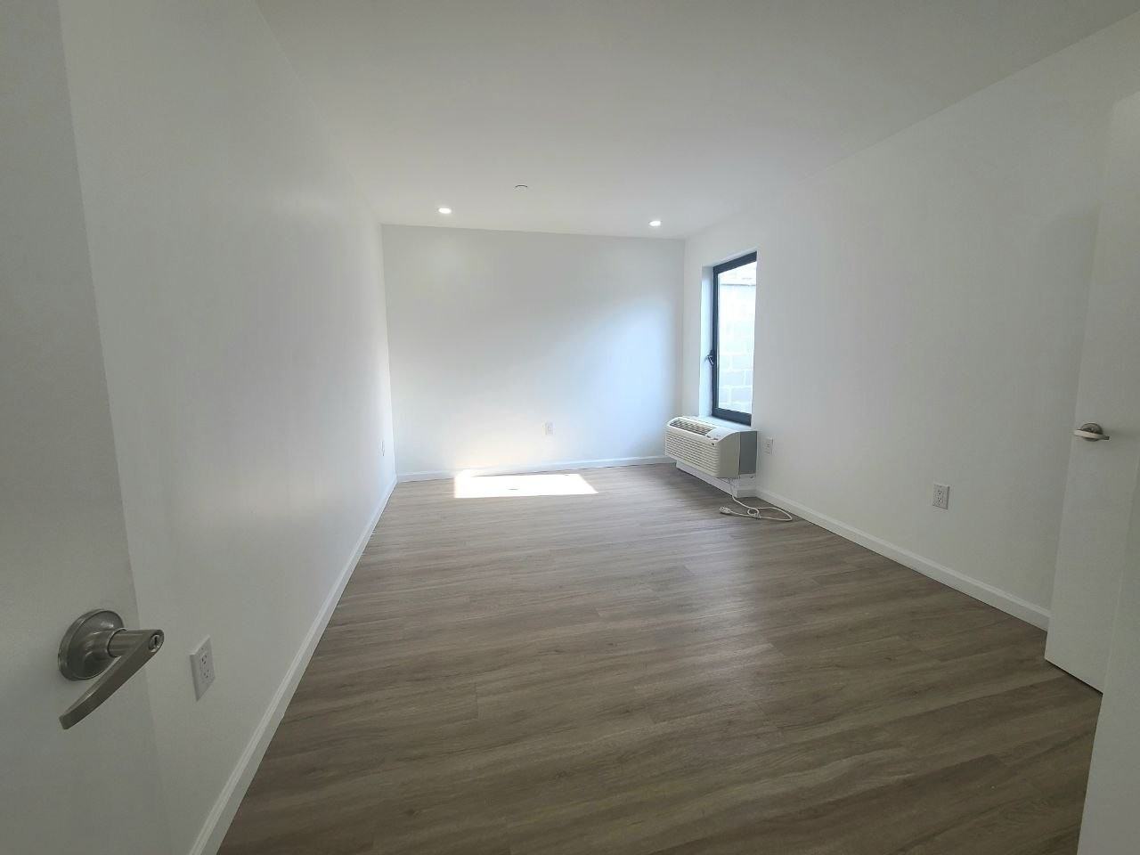 556 Market St #2B - Photo 4 of 8