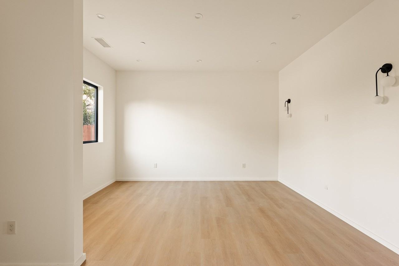 17850 Saticoy St - Photo 3 of 9