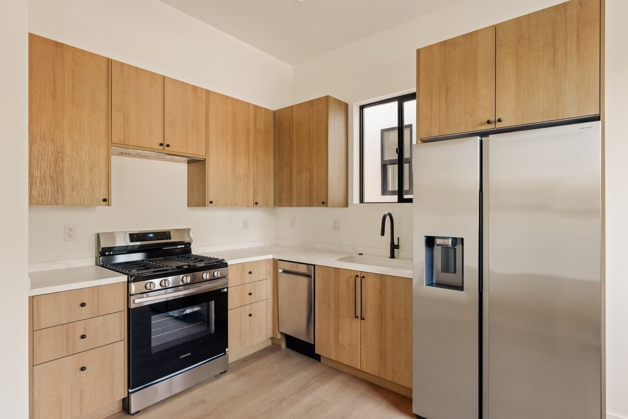 17850 Saticoy St - Photo 4 of 9