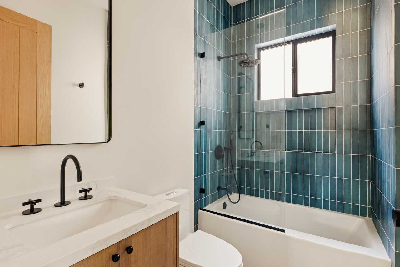 17850 Saticoy St - Photo 6 of 9