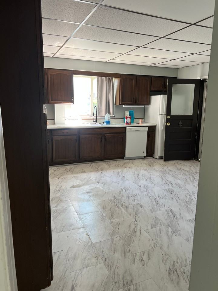 214 Brown Ave - Photo 4 of 9