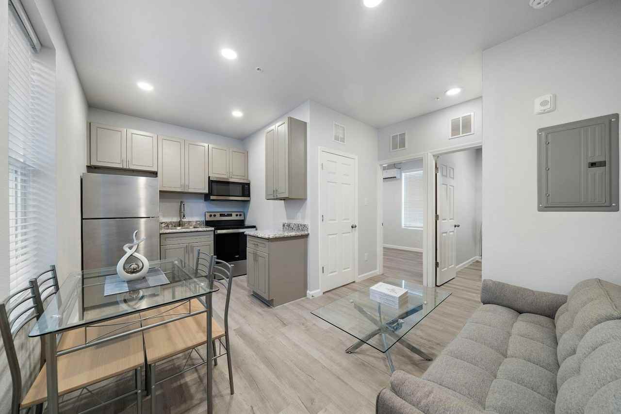 920 Avenue L, Unit D - Photo 3 of 9