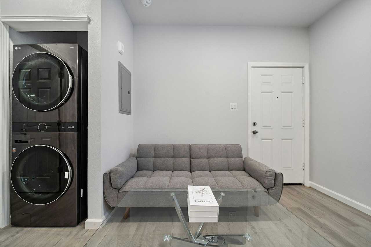 920 Avenue L, Unit D - Photo 4 of 9