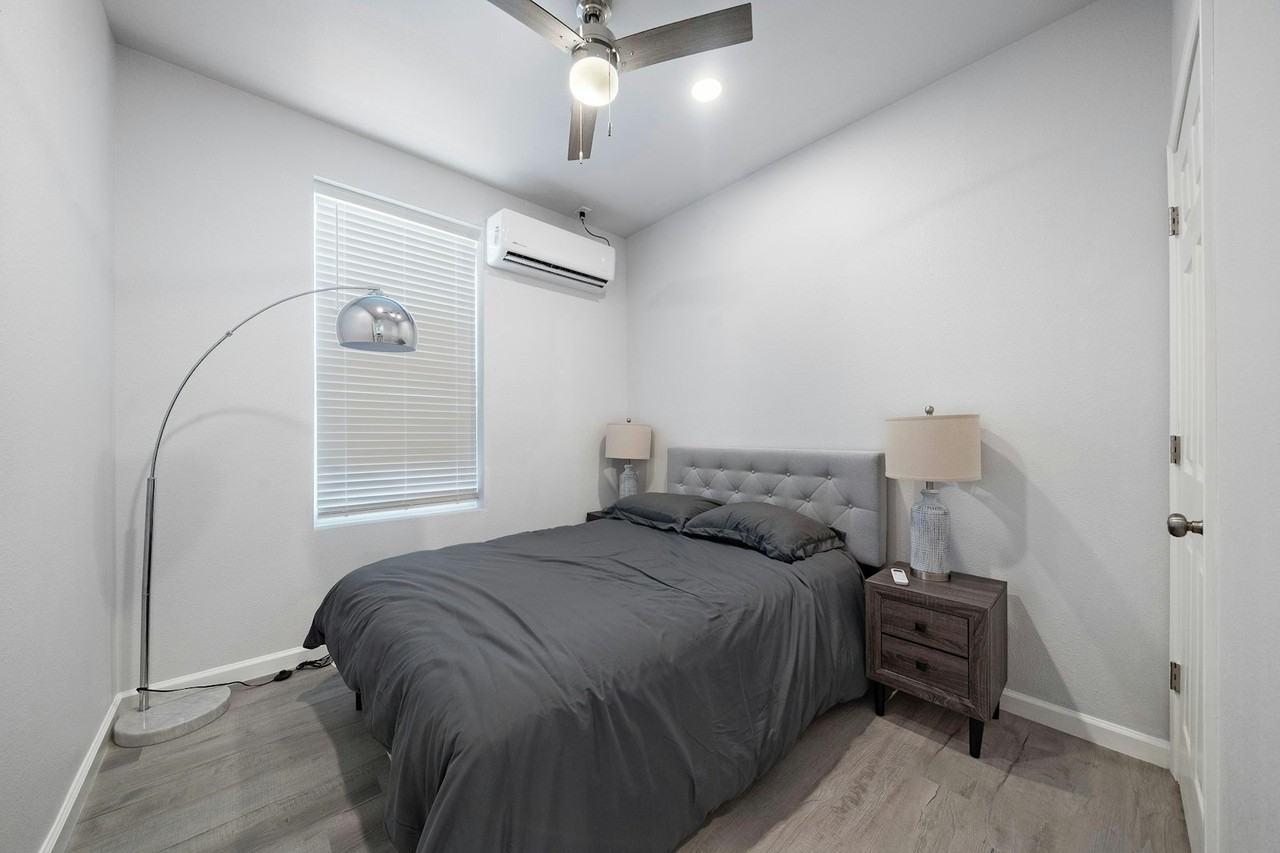 920 Avenue L, Unit D - Photo 5 of 9