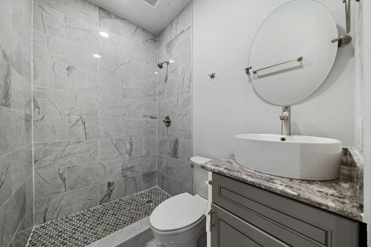 920 Avenue L, Unit D - Photo 6 of 9