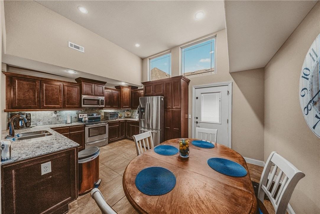 3301 Sw Stonepoint Ave - Photo 6 of 33