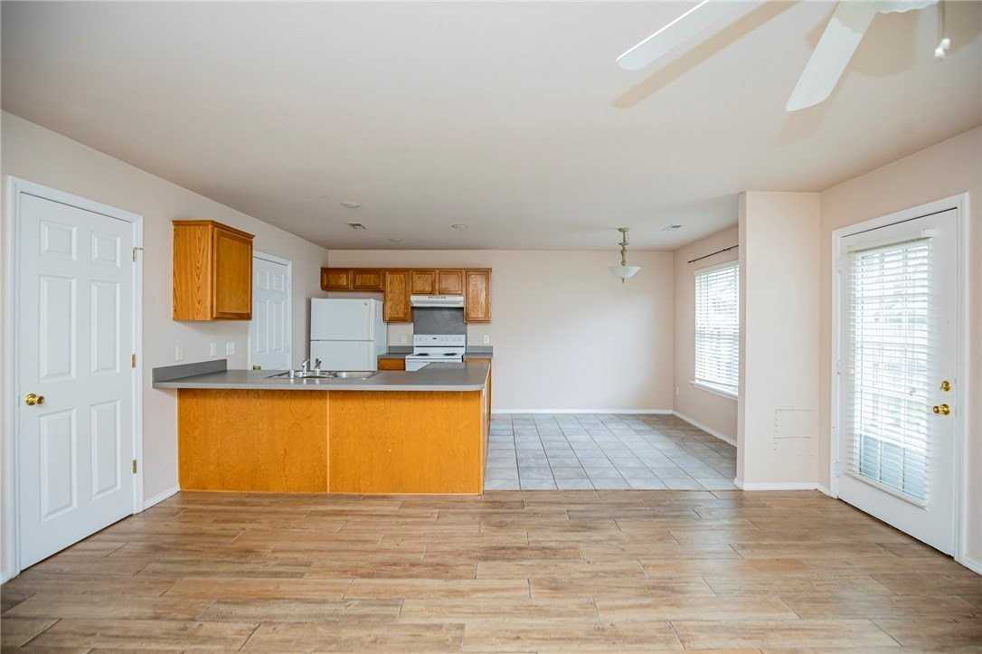 903 W Peachtree Dr - Photo 3 of 15