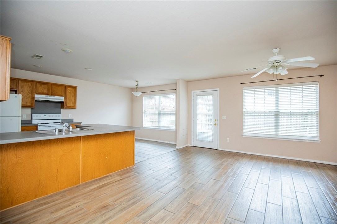 903 W Peachtree Dr - Photo 4 of 15