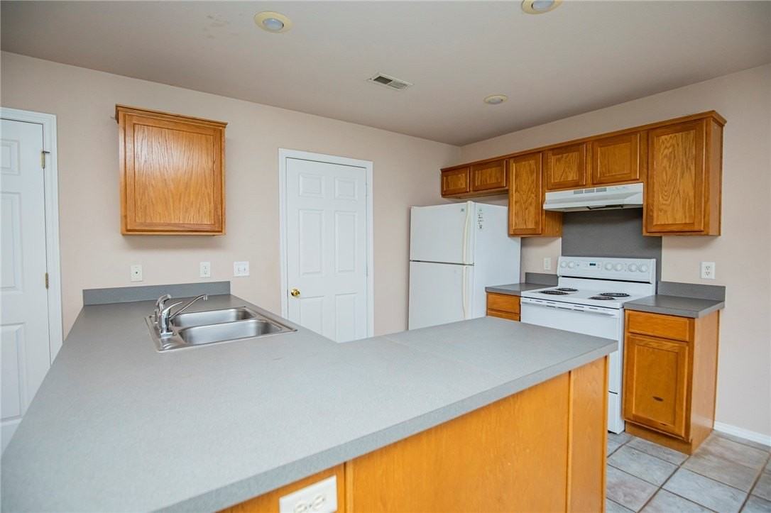 903 W Peachtree Dr - Photo 5 of 15