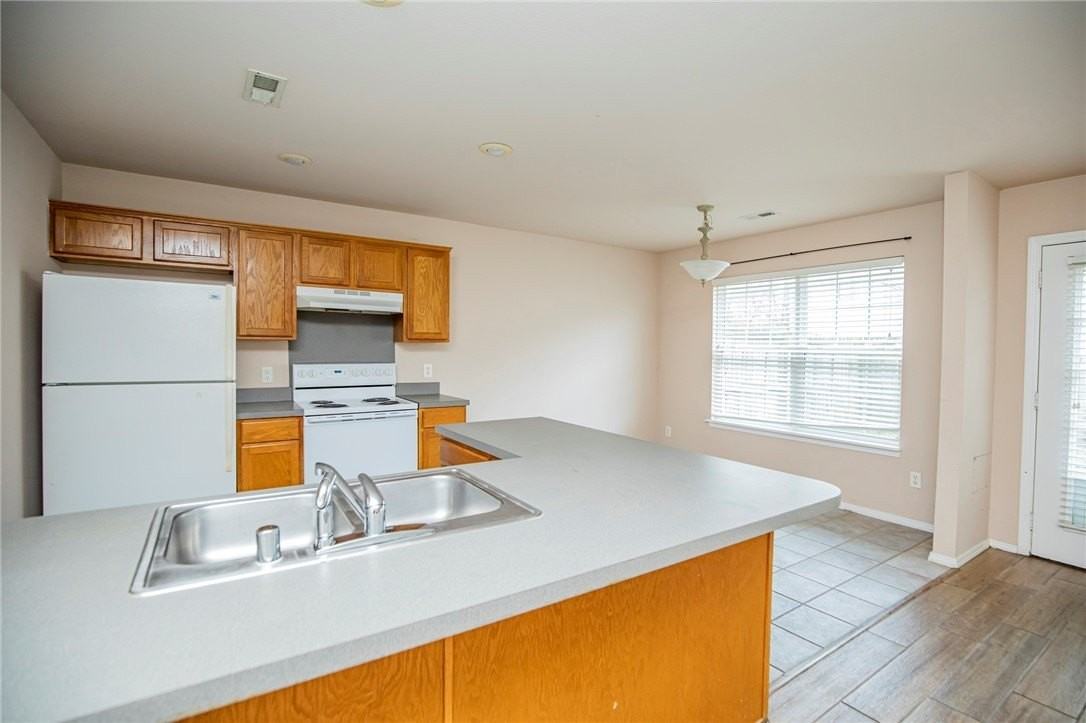 903 W Peachtree Dr - Photo 6 of 15