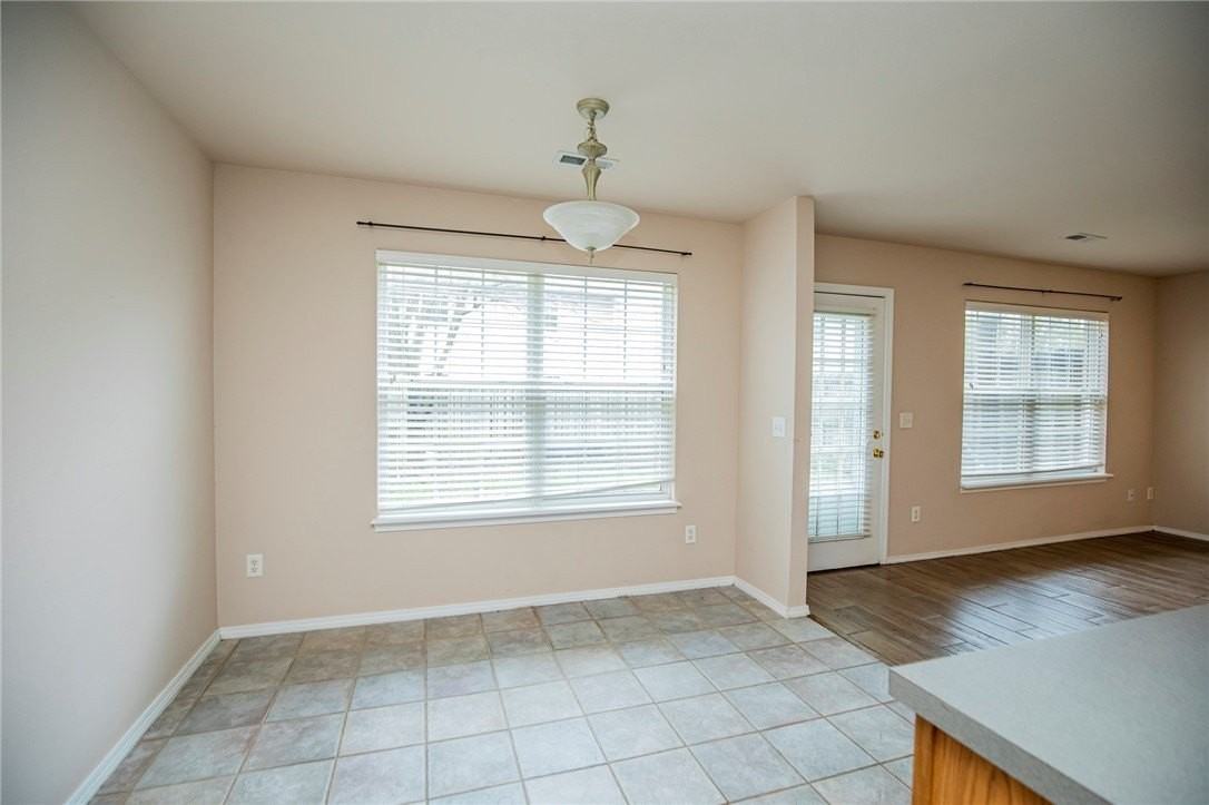 903 W Peachtree Dr - Photo 7 of 15