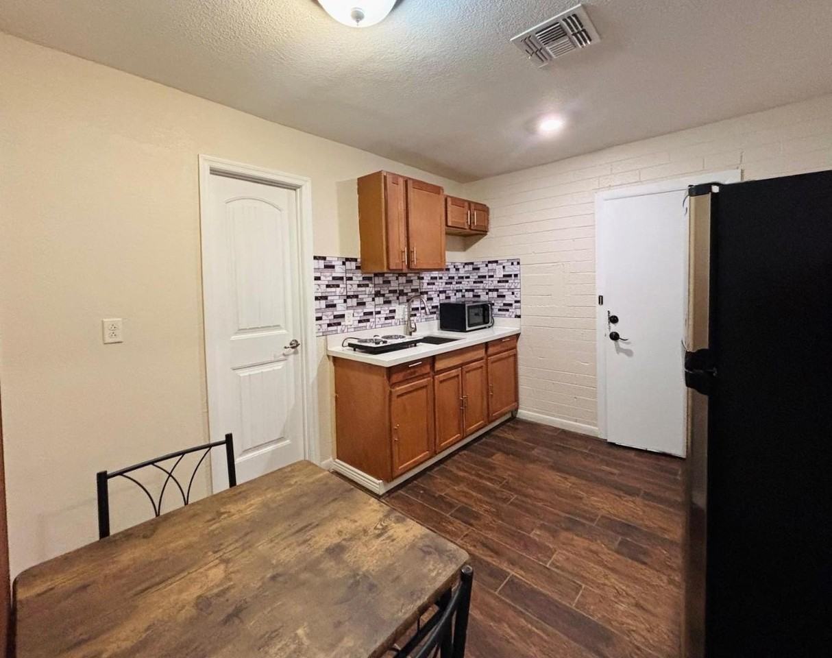 4810 N 69th Dr - Photo 5 of 10