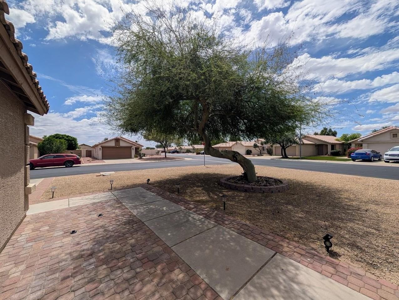 15746 W Elm St - Photo 7 of 49