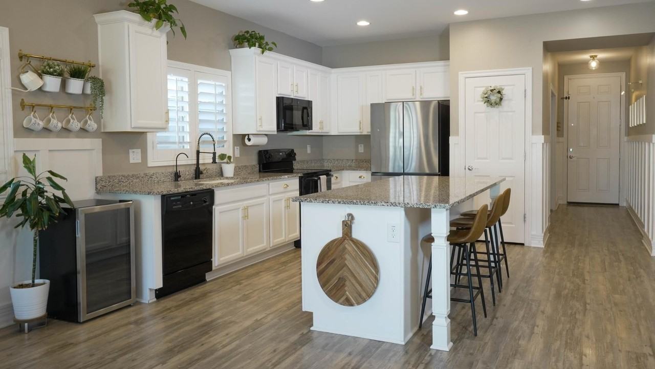 884 W Whistling Thorn Ave - Photo 3 of 30