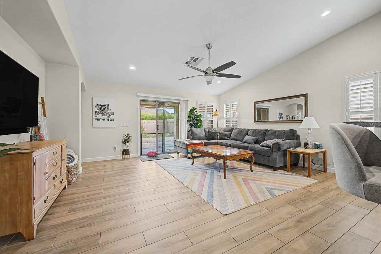 18183 W Desert Ln - Photo 3 of 20