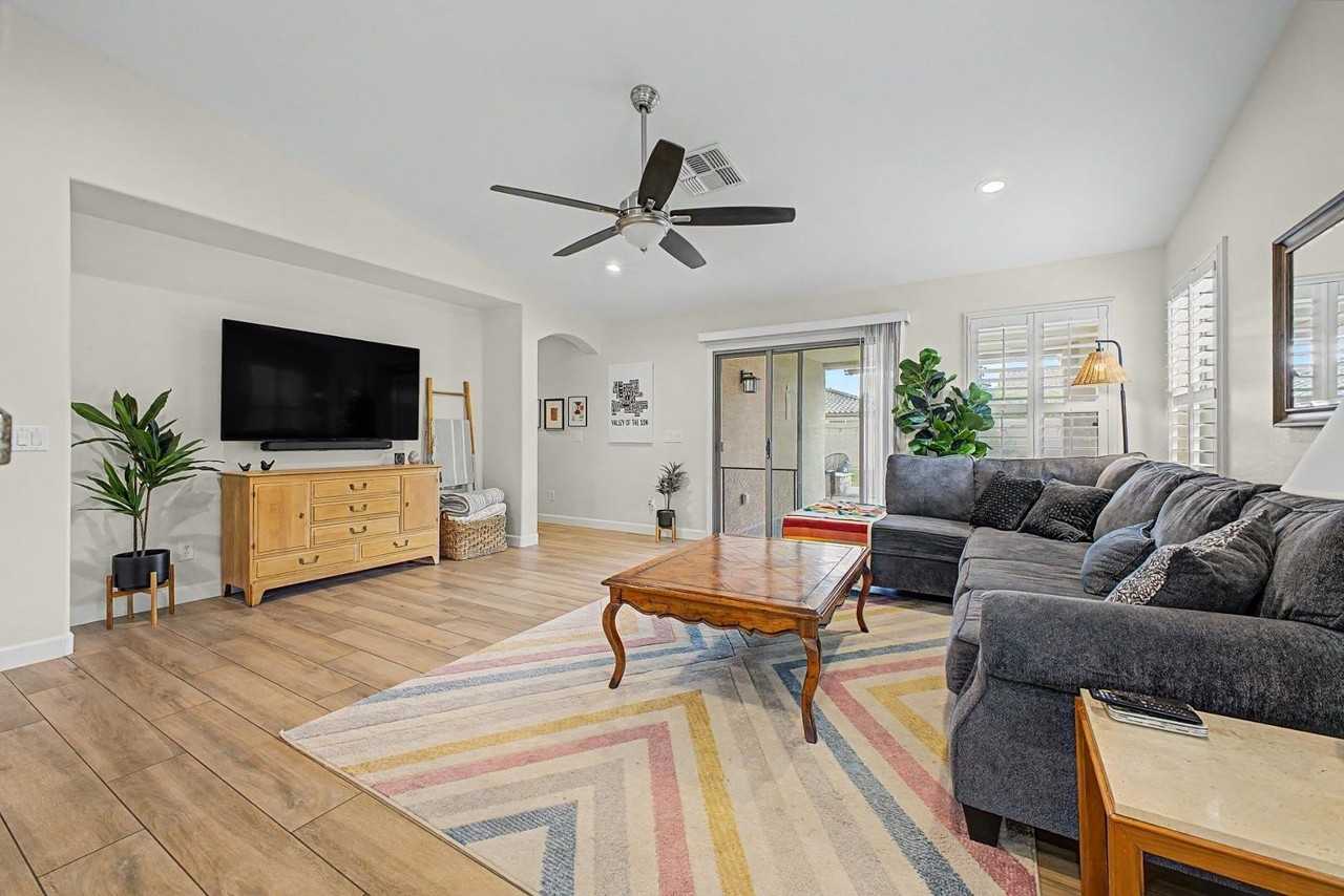 18183 W Desert Ln - Photo 4 of 20