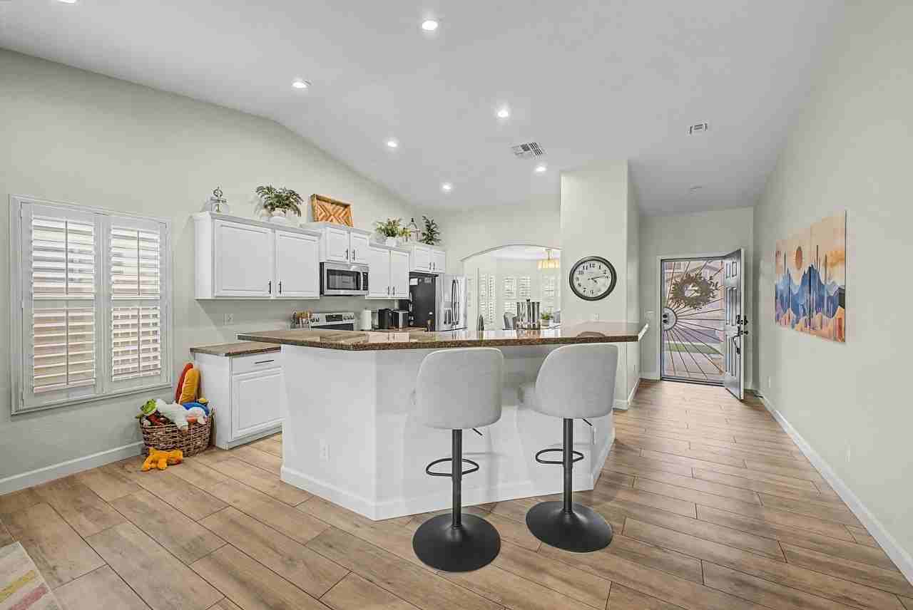 18183 W Desert Ln - Photo 6 of 20