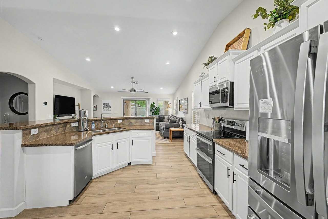 18183 W Desert Ln - Photo 7 of 20