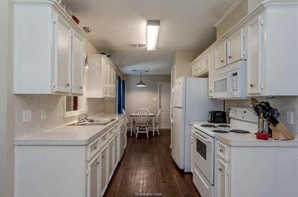 1002 Bayou Woods Dr - Photo 5 of 12