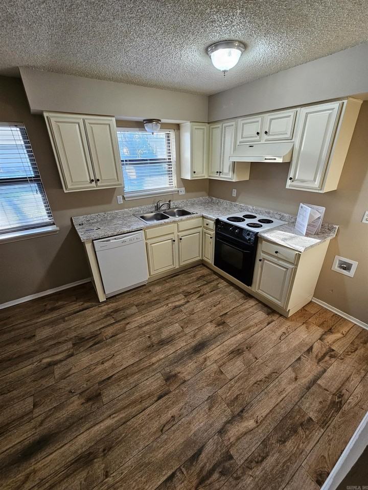 713 King Pl - Photo 4 of 19