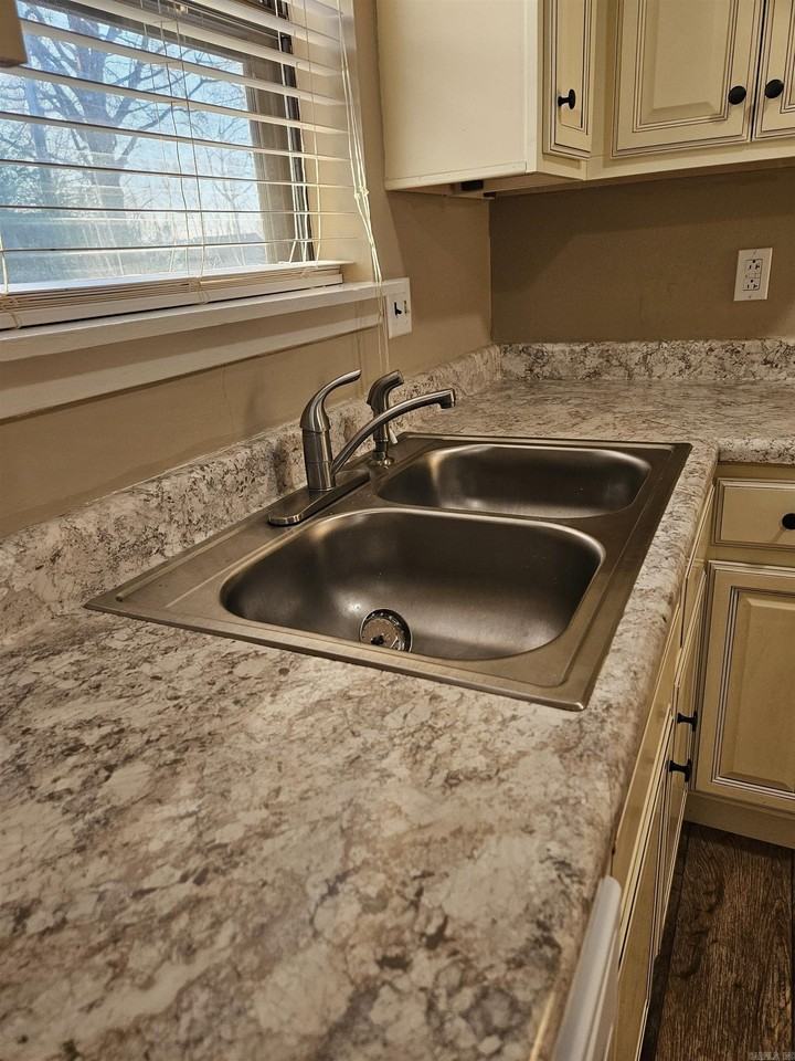 713 King Pl - Photo 6 of 19