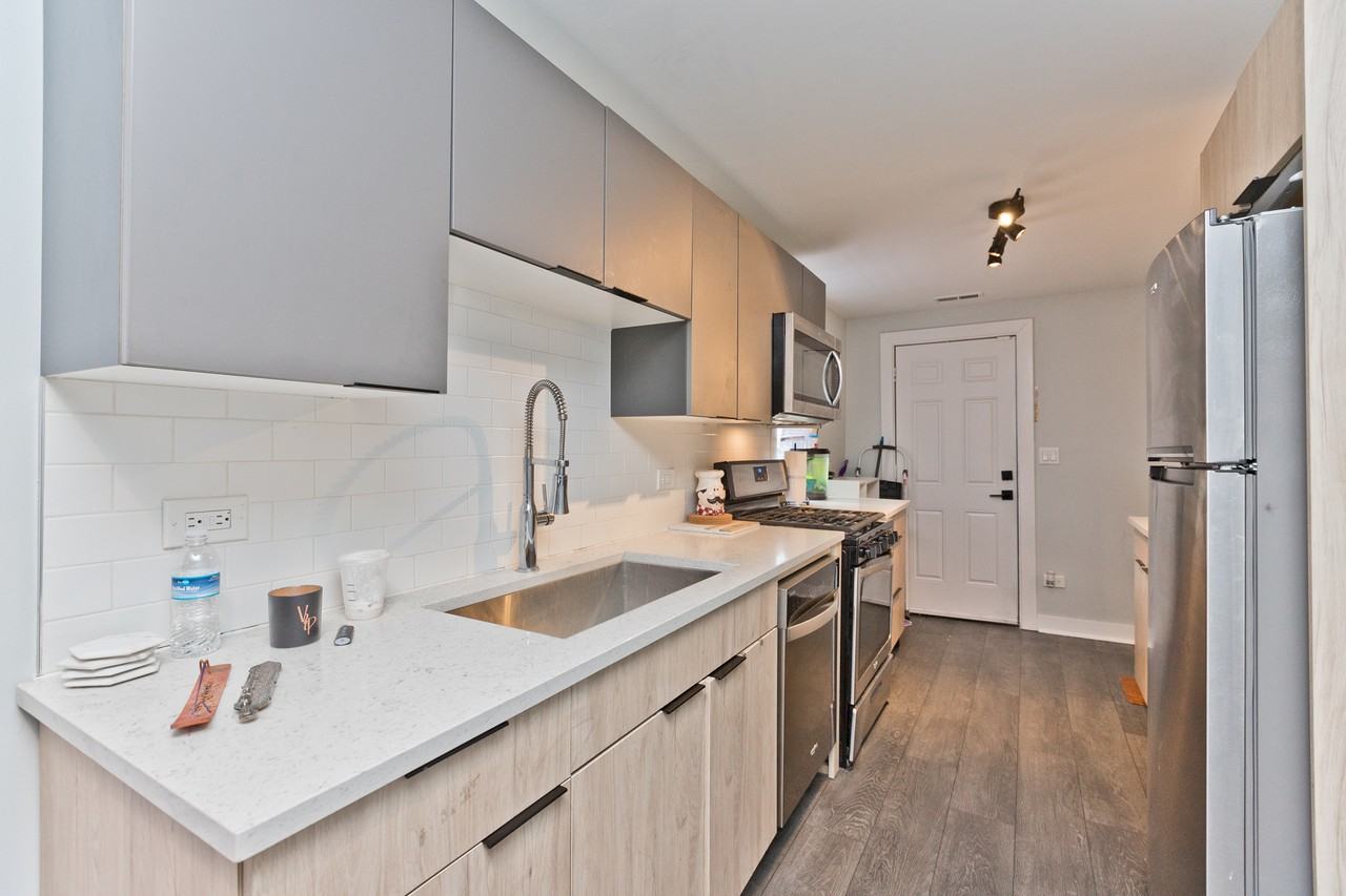 1702 S Morgan St #1R - Photo 4 of 14