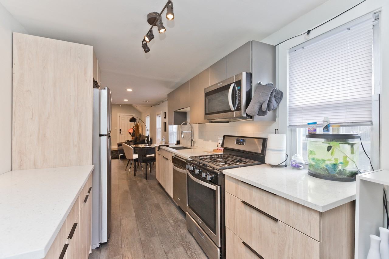 1702 S Morgan St #1R - Photo 5 of 14