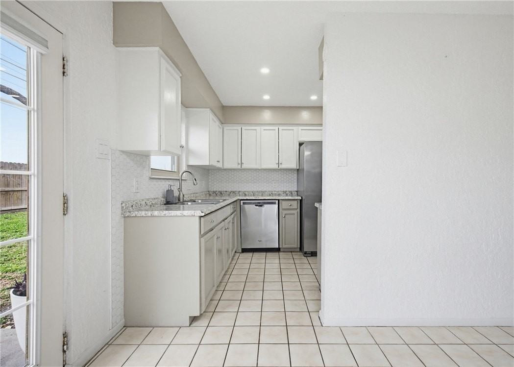 6725 Meadowbreeze Pkwy - Photo 6 of 14