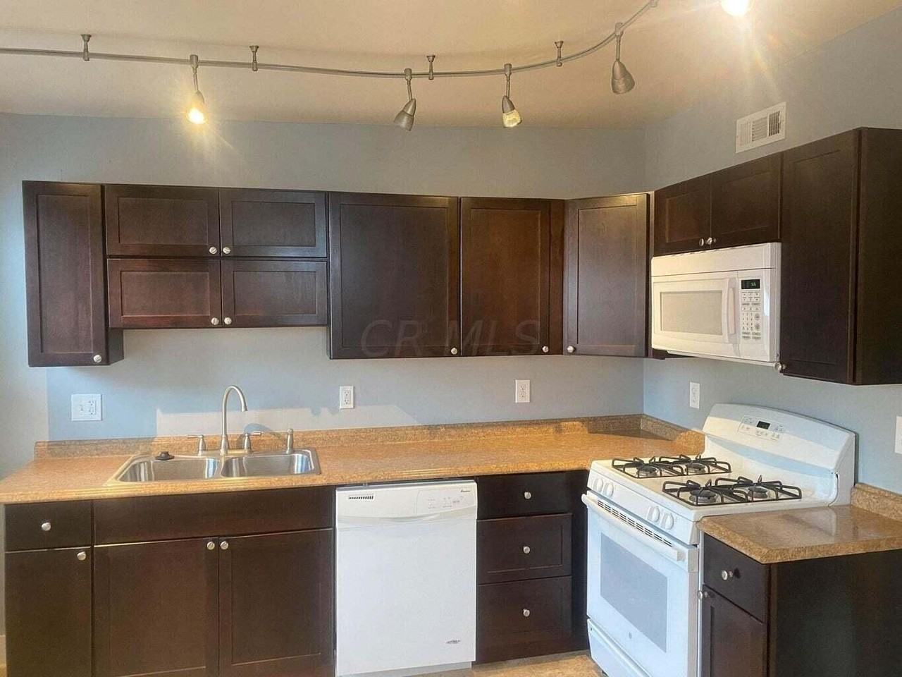 484 E Columbus St - Photo 6 of 10