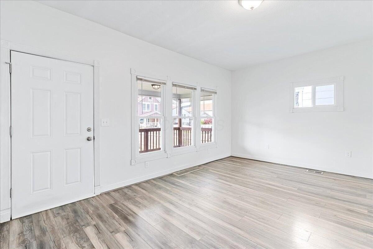 866 E Starr Ave - Photo 6 of 27