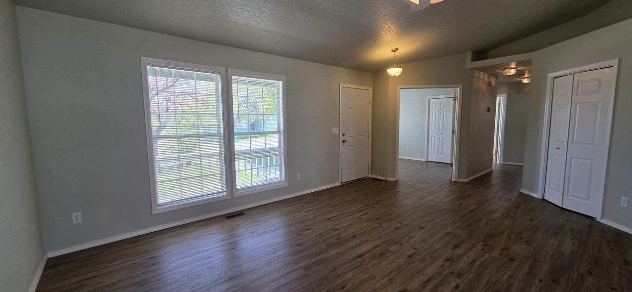 907 Aspen Grove St #1 - Photo 3 of 20