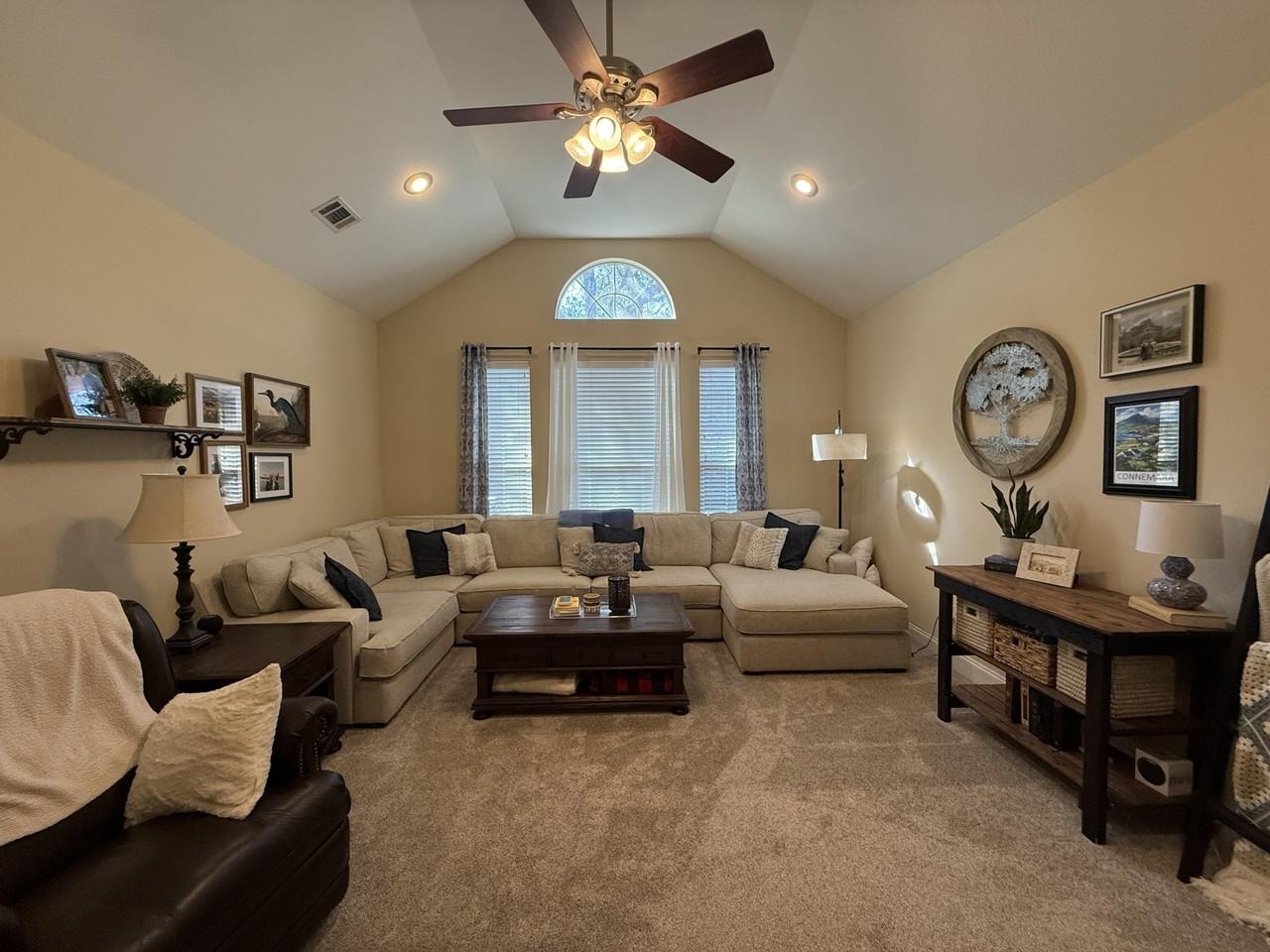 4410 Windlake Dr - Photo 6 of 33