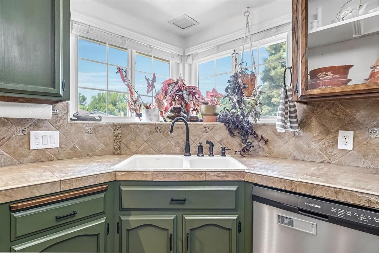 6737 N Harrison Ave - Photo 4 of 10