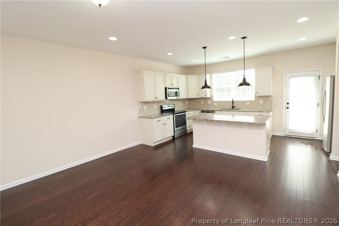 1405 Regents Ln - Photo 4 of 32