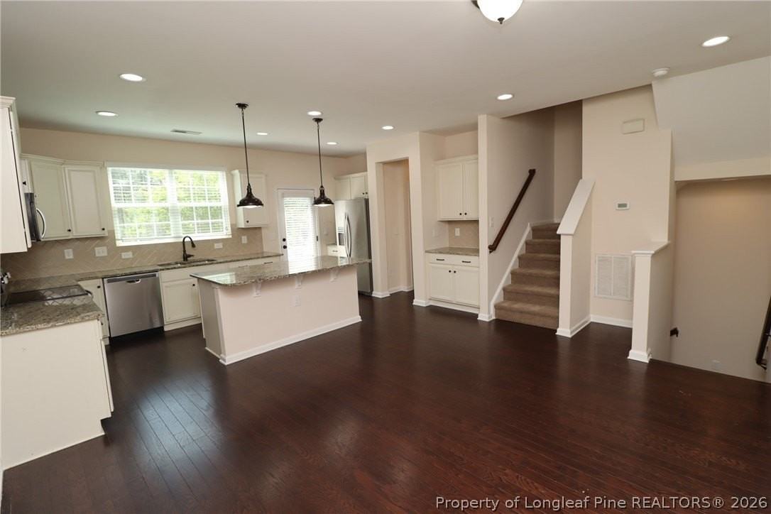 1405 Regents Ln - Photo 5 of 32