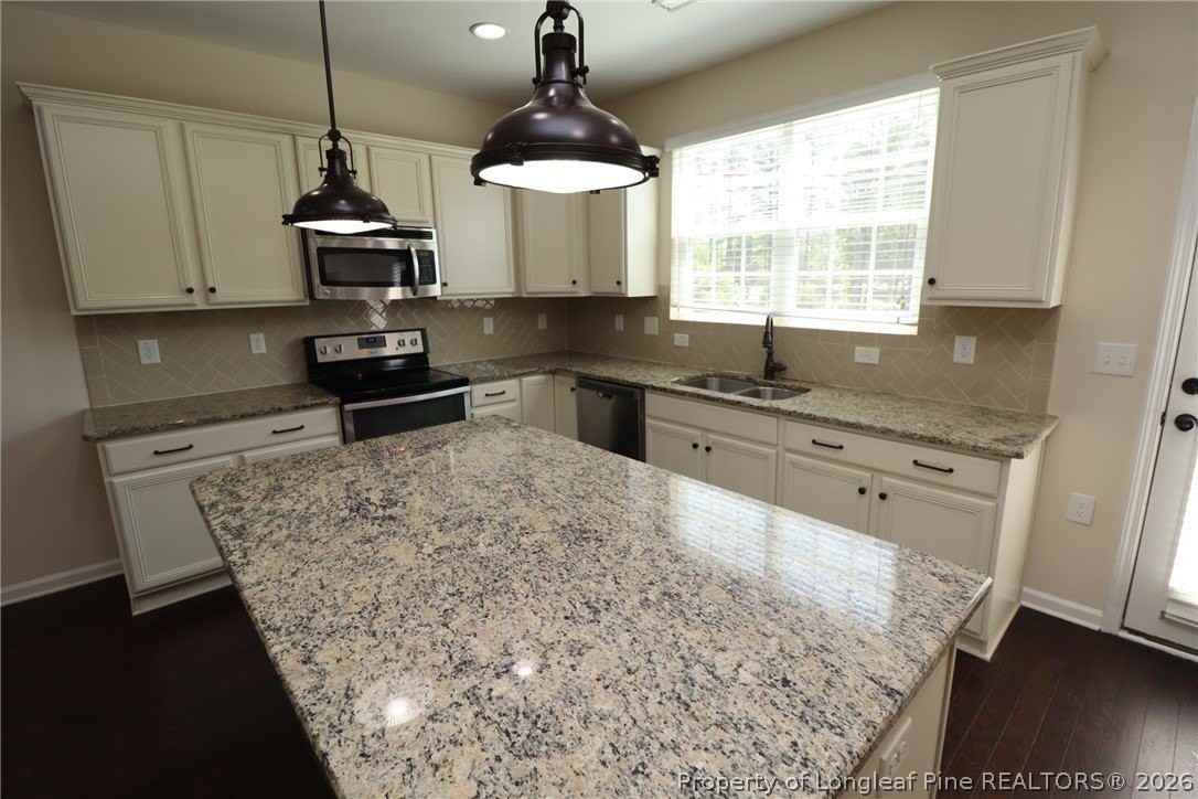 1405 Regents Ln - Photo 6 of 32