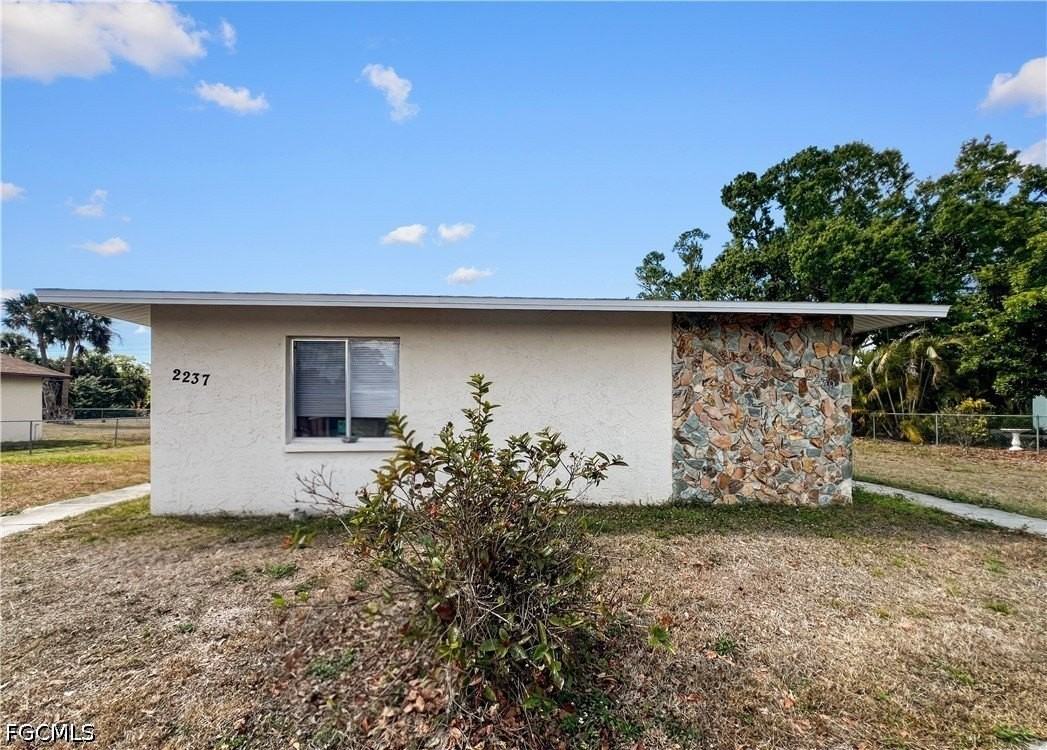 2239 Iris Way - Photo 2 of 24