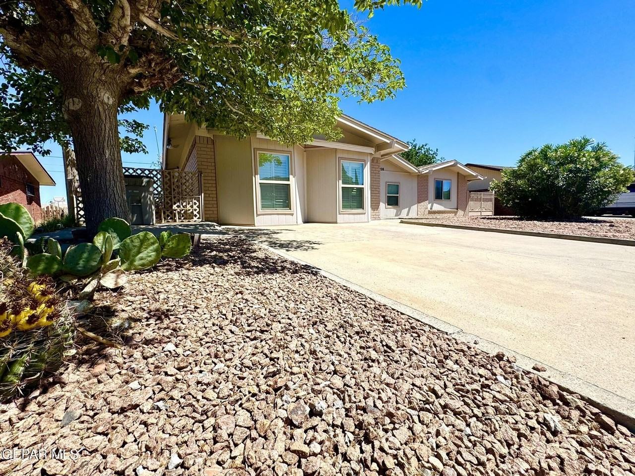 10288 Lakeview Dr - Photo 2 of 50