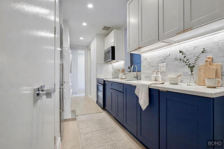 1031 Lorimer St - Photo 2 of 9