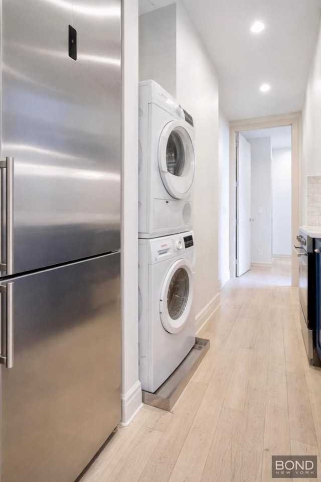 1031 Lorimer St - Photo 3 of 9