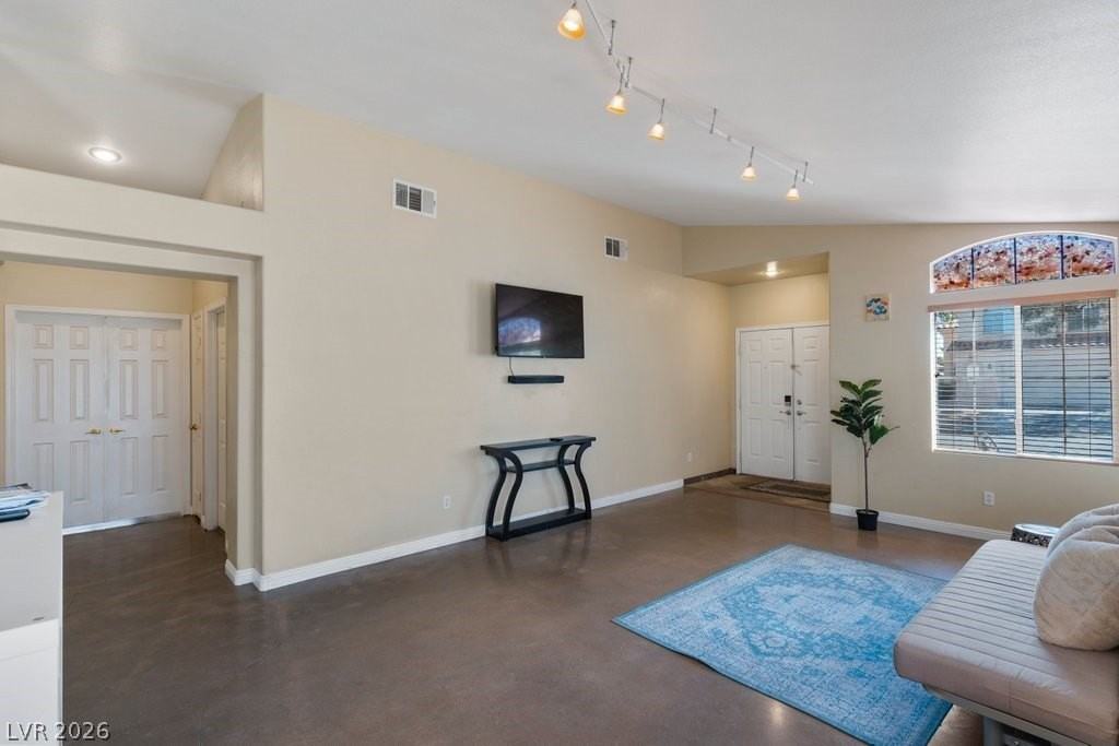 9828 Pioneer Ave - Photo 5 of 28